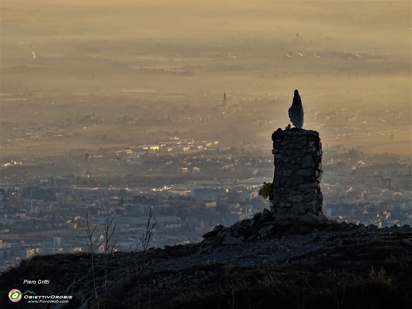 46 Maxi zoom verso la Madonnina del Costone e la  pianura.JPG